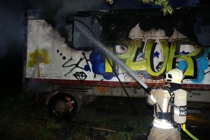 Ein mitten im Wald abgestellter Container-Anhänger hatte zu brennen begonnen, das Feuer griff auf Bäume über