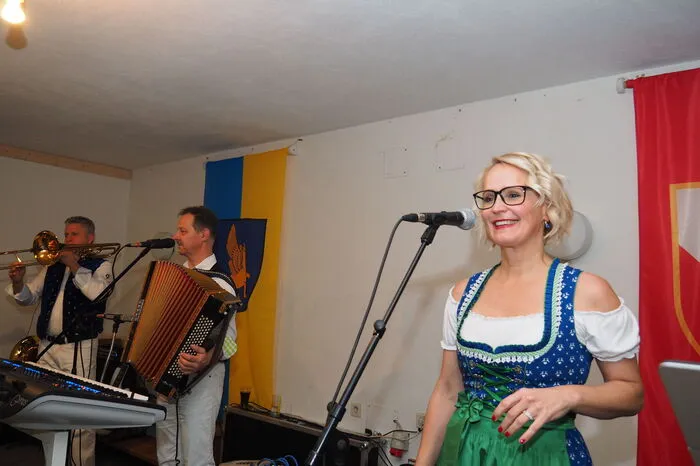 Bitte klicken Sie sich durch die Bilder. . .