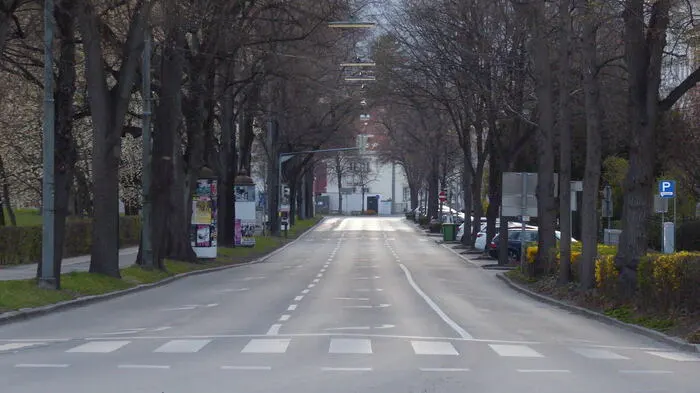 Die Ausgangsbeschränkungen durch die Corona-Krise verändert die Stadt radikal. Der Grazer Fotograf Stefan Preis...