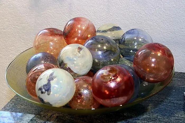 Aufgewachsen zwischen Glasöfen, Werkbänken und Ausstellungsräumen, haben sie früh mitgeholfen, und dabei handwerkliche Fähigkeiten sowie den Umgang mit dem Material Glas kennengelernt. 