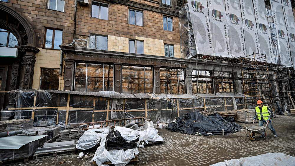 Ein Wohngebäude in Saporischschja, das nach einem Raketeneinschlag wieder saniert wird