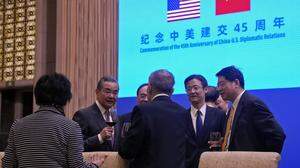 Der chinesische Außenminister Wang Yi (2. vl) bei einer Konferenz zum 45. Jahrestag der chinesisch-amerikanischen diplomatischen Beziehungen: China ist ein Meister der Umsetzung