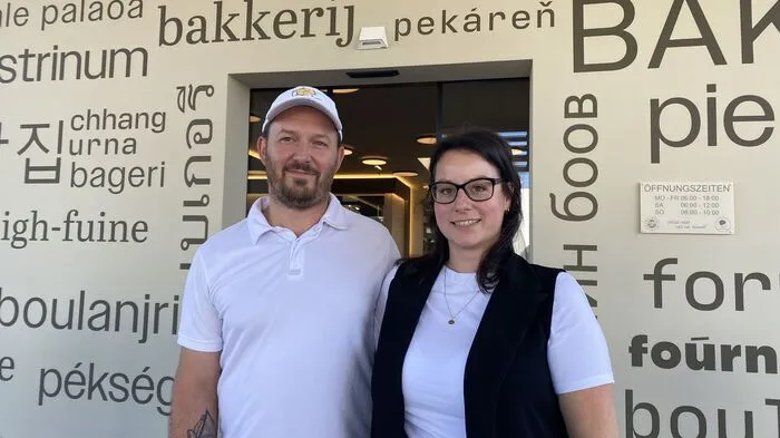 Stephan und Sabrina Uller vor dem Eingang ihrer "Erlebnismanufaktur" in Leitersdorf