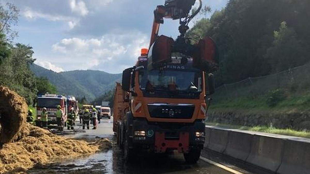 Zwölf Tonnen Heu waren geladen, ein Teil geriet in Brand