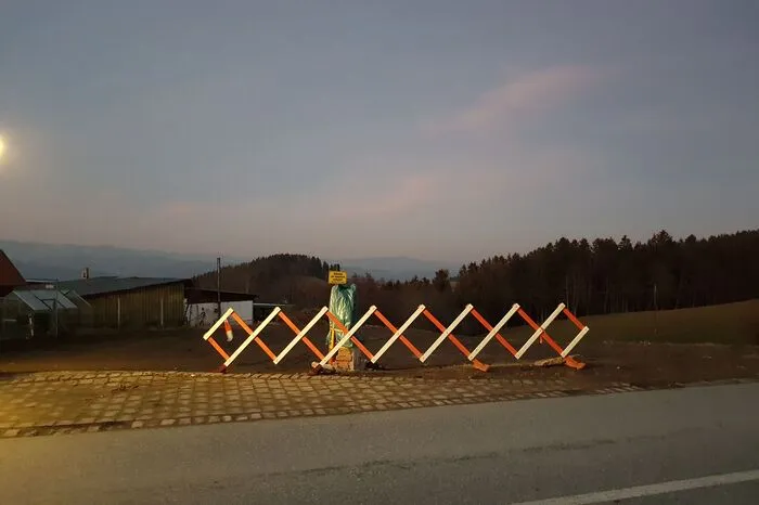 Im Ortszentrum gegenüber vom Gemeindeamt in St. Martin wird die Baustelle bereits eingerichtet, in den nächsten Tagen folgt die Bauverhandlung.
