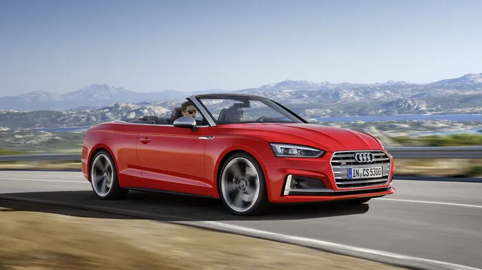 Nach Coupé und Sportback ist mit dem Cabrio Audis neue A5-Familie jetzt vollzählig angetreten. Bei der Formgebung haben sich die Designer an den Linien des Coupés orientiert. Mit einer Länge von 4673 Millimetern misst die Neuauflage 47 Millimeter mehr als das Vorgängermodell.