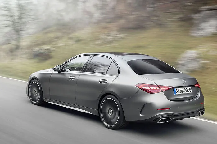 Und für Komfort braucht man Platz: Mit einer Länge von 4751 und einer Breite von 1820 Millimetern übertreffen die Limousine und das T-Modell ihre Vorgänger deutlich. Der Radstand wurde um 25 auf 2865 Millimeter gestreckt, wovon Passagier, aber auch das Gepäck profitieren. Mit einem Volumen von 490 bis 1510 Liter ist der Kofferraum des Kombis 30 Liter größer als bisher.