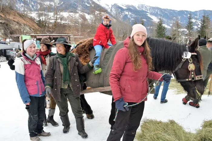 Für Begeisterung vor allem bei den Kleinen sorgte auch Noriker-Stute Mona, die mit Magdalena, Maria, Burgl und Martin Steiner aus Matrei anreiste.