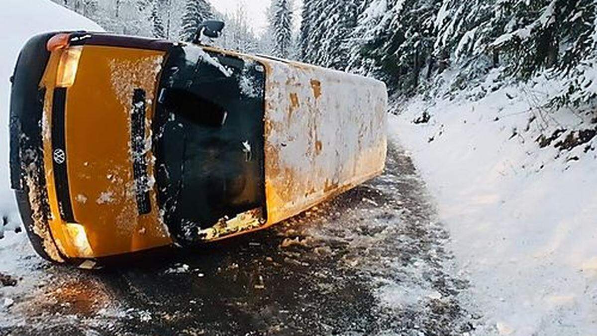 Die Freiwillige Feuerwehr Krieglach bekam es mit einem umgekippten Auto zu tun