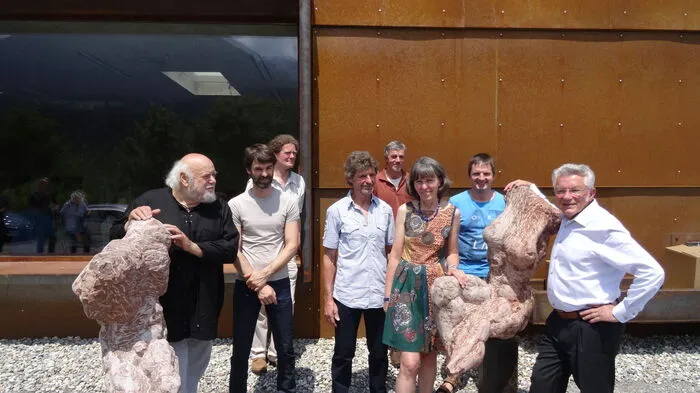Der Bildhauer Hans-Peter Profunser lud zur Eröffnung seines Ateliers im Gewerbepark in Berg im Drautal. Hier darf es laut sein und stauben. Am Bild: Herbert Unterberger, Peter Niedertscheider, Karl Steinwender Hans-PeterProfunser, Franz Wimmer, Anita Profunser,Werner Pirker und Wilhelm Weiss.