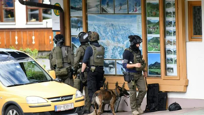 Bei der Geisel bei dem Banküberfall in Erpfendorf (Bezirk Kitzbühel) handelt es sich laut Polizei um keinen Bankangestellten.
