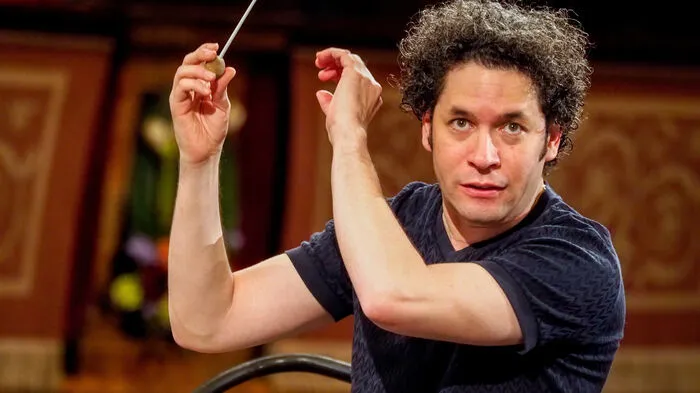 Tradition trifft südamerikanisches Temperament: Mit 35 Jahren ist der diesjährige Dirigent des Neujahrskonzertes, Gustavo Dudamel, der Jüngste seiner Zunft am Pult der Wiener Philharmoniker. Doch wer ist das Dirigenten-Wunderkind, das seit 2008/09 Chefdirigent des Los Angeles Philharmonic ist, eigentlich? Seine Karriere ...