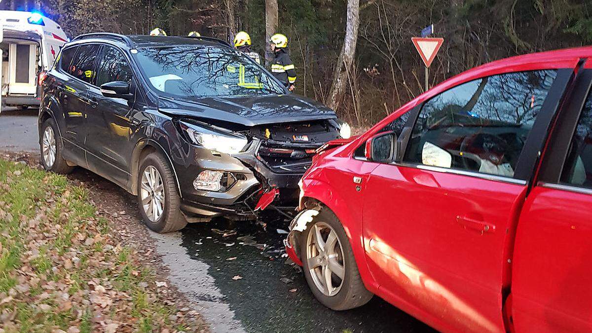 Beide Pkw wurden schwer beschädigt