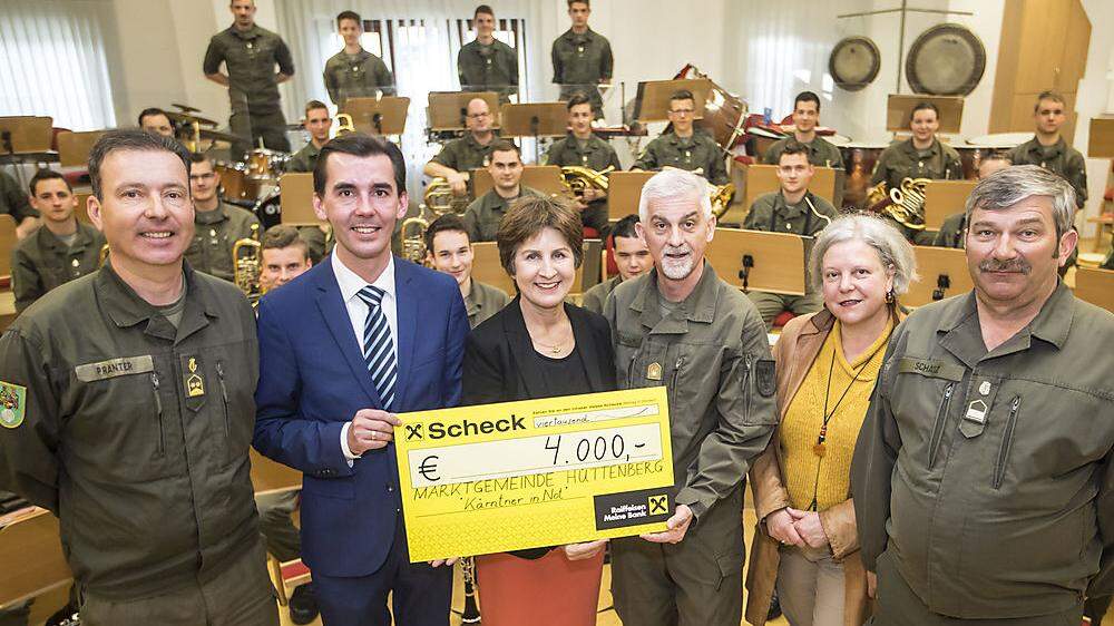 Militärmusik Kärnten und Gemeinde Hüttenberg spenden 4000 Euro für &quot;Kärntner in Not&quot;