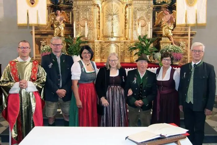 Zu Beginn des Kirchweihfestes wurde ein Gottesdienst gefeiert, bei dem Pfarrer Winfried Lembacher drei Ehe-Jubelpaare segnete.