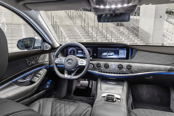 In Kombination mit der Mercedes-Benz Wallbox erlaubt der bordeigene Lader mit 7,2 kW ein schnelles Laden der Batterie. Basierend auf einem Neungang-Automatikgetriebe entstand das Hybridgetriebe der dritten Generation.