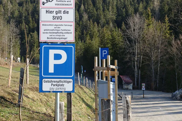 ...der Parkautomat ist aber schon in Betrieb. Der Preis wurde für diese Sommersaison auf 3 Euro/Tag erhöht.
