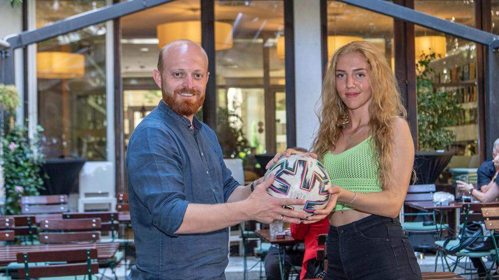 Zwei Fußball-Fans: Arsim Gjergji mit Modesta Uka im Café Eleven