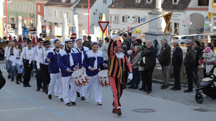 Piraten unter der Führung von „Eduard the Wild“ (Ewald Wild) versuchten beim diesjährigen Weizer Rathaussturm den Schlüssel zum Reich von Sultan „Chefbini“ (Bürgermeister Erwin Eggenreich) für die närrische Zeit an sich zu reißen.