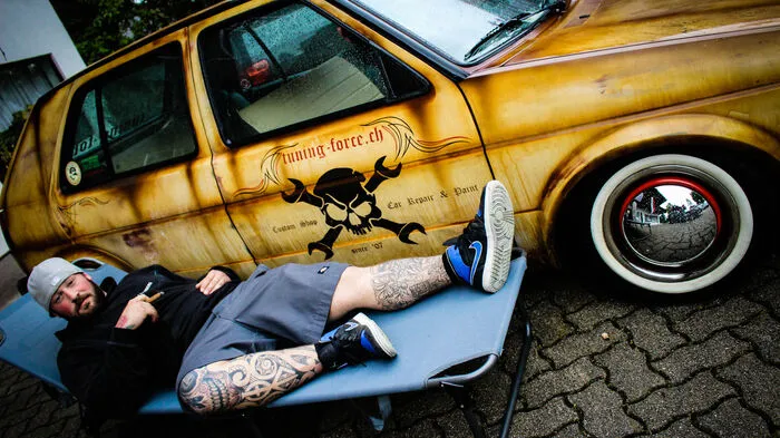 Dario Detti, 22, Aargau, Schweiz, Servicetechniker„Ich habe mein Auto von einem Kumpel gekauft. Eigentlich war es ein Projekt, um etwas übers Auto zu lernen. Vorher hatte ich nicht viel am Hut mit Autos und dieser Golf war dann viel ein großer Spielplatz. Erst einmal haben wir normal getunt, die speziellen Umbauten wie der Tankdeckel hinten oder die Bank statt der Sitze vorne sind erst später dazugekommen. Gemeinsam mit dem Club „VW Audi Cruisers“ bin ich jährlich auf etwa 15 Treffen. Am 20. und 21. Juni finden dann auch die 2. VAG-Days in Leibstadt/Schweiz statt, die wir mit unserem Club veranstalten.“