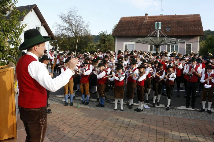 Den Höhepunkt bildete eine musikalische Klangwolke aller 400 Musiker und 28 Marketenderinnen...