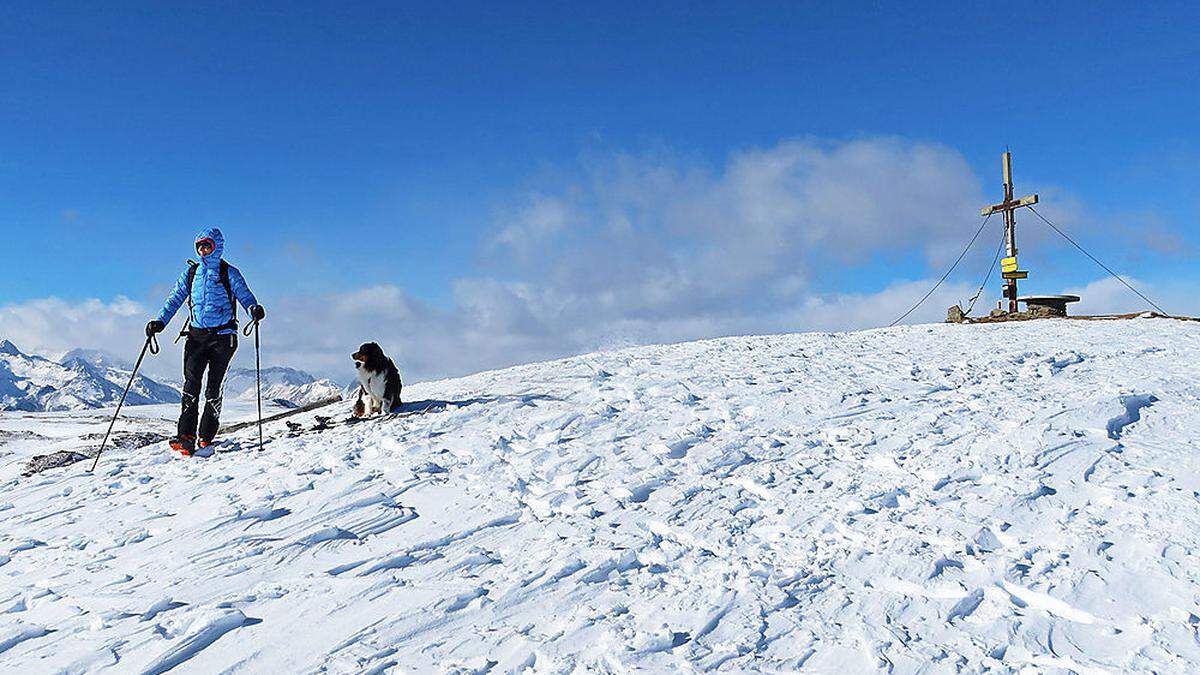 Vom Gipfelkreuz auf der Gaipahöhe eröffnet sich eine atemberaubende 360-Grad-Panoramaschau	