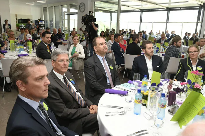 Hochrangige Politiker, Ehrengäste, Mitarbeiter und Vertreter des öffentlichen Lebens feierten in der neuen Kantine die Inbetriebnahme des Zubaus. 
