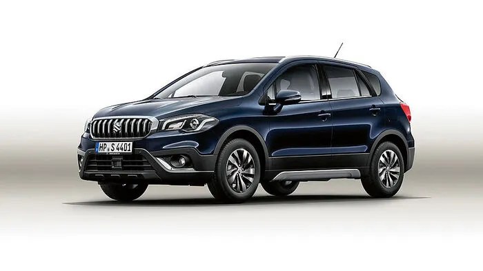 Wie es sich für ein Facelift gehört, hat der Suzuki SX4 S-Cross in Bälde ein neues Gesicht. Die gesamte Front zeigt sich überarbeitet, erhielt neue, markanter gezeichnete Scheinwerfer und einen Kühlergrill, dessen Streben nicht mehr vertikal, sondern horizontal verlaufen.