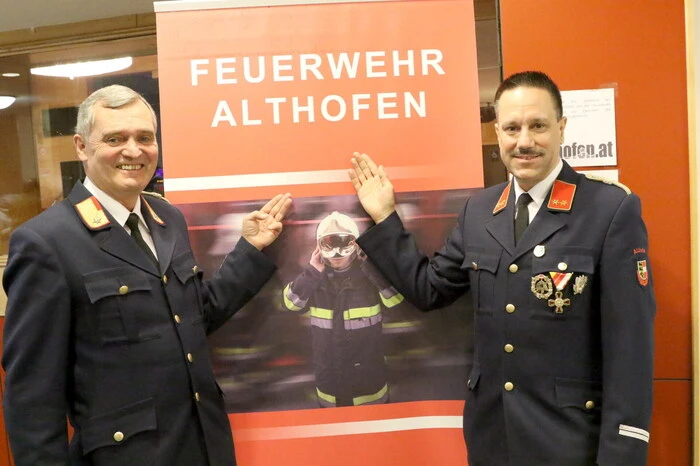 So konnten FF-Kommandant Johann Delsnig und Stellvertreter Markus Zuschnig (von links) zur rauschenden Ballnacht neben zahlreichen Feuerwehrkommandanten unter anderen „Hausherrn“ Bürgermeister Alexander Benedikt, Raika Althofen/Guttaring-Geschäftsleiter Heribert Steiner, die Stadträte Wolfgang Leitner und Klaus Trampitsch, Nudelexperten Walter Kuss, die Musiker Walter Markus und Ossi Hochkircher sowie Schulwart Manfred Prettner willkommen heißen.