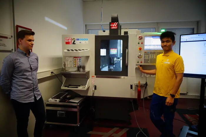 Den Schülerinnen und Schülern der HTL stehen verschiedene Maschinen zur Verfügung, mit denen sie Prozesse simulieren können: darunter sind CNC-Fräsen, Roboter, 3-D-Drucker und Spezialwerkzeuge.