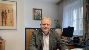Helmut Schöttl an seinem Schreibtisch im Gemeindeamt