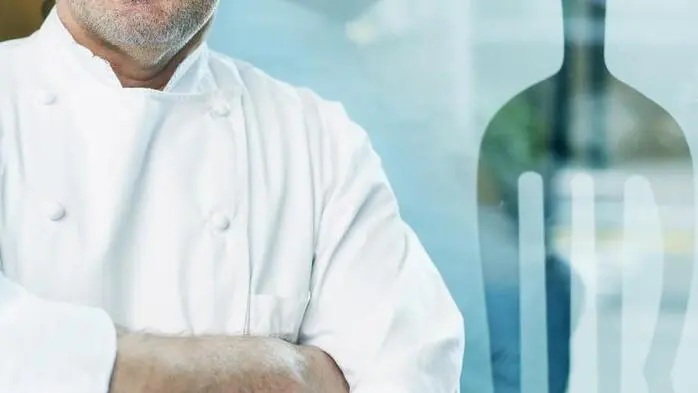 Janez Bratovž, der Vater der modernen slowenischen Küche, prägt mit seinem Lokal JB seit 1992 die Gastroszene Sloweniens. Bratovž bevorzugt klare, natürliche Aromen und kombiniert traditionelle slowenische Elemente mit modernen Techniken. Das kulinarische Duett vervollständigt Mario Ladinig vom Giovanni Restaurant, dessen Stil ein raffinierter Mix aus mediterranen Elementen und österreichischer Küche ist.

06.09.2025, 18.00 Uhr. 
Preis: 110 € / Person inkl. Fingerfood, 6-Gänge-Menü & Petit Fours.
Location: Giovanni Restaurant im Hotel Dermuth, Kohldorfer Str. 52, 9020 Klagenfurt am Wörthersee.
Reservierung: giovannibar@dermuth.at oder 0463 / 212 47 11.
Maximale Teilnehmerzahl: 30 Personen.