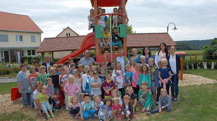 Eröffnung des Spielplatzes in Lödersdorf mit Kindergartenkindern, Volksschülern, Ortsteilbürgermeisterin Emma Liendl, Gemeindekassier Johann Hartinger, Kindergartenleiterin Christa Janisch, Volksschuldirektor Andreas Zwanzger, Pfarrer Boguslaw Swiderski, Kindergärtnerinnen, Volksschullehrern und Eltern
