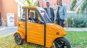 Frank Stronach (mit Horst Bischof und Landesrätin Barbara Eibinger-Miedl) bei der Projektvorstellung vor zwei Jahren an der TU Graz. In der Steiermark wird das Fahrzeug nun nicht produziert