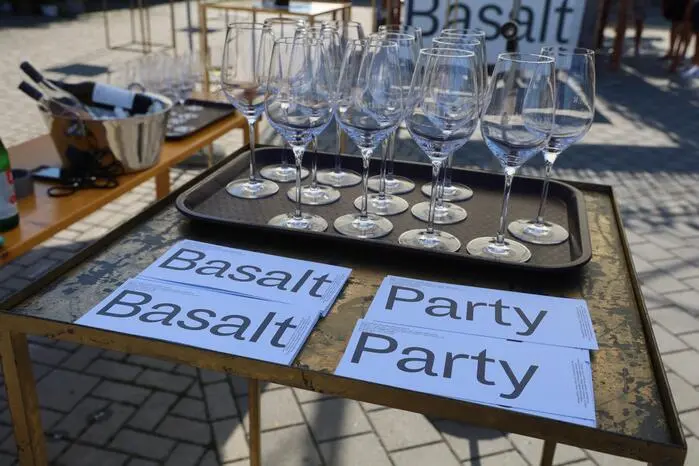 Erstmals wurde auf vulkanischem Basaltboden eine Basalt-Party gestartet, bei der das Beste aus Müllers Weinkeller vorgestellt wurde.