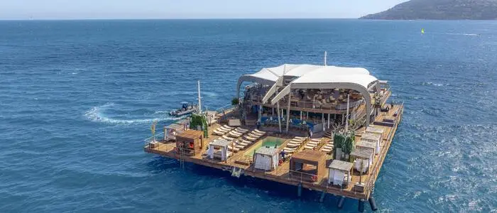 Die schwimmende Partyinsel Canua Island im französischen Cannes