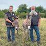 Walter Hopfgartner und Gründer Ulrich Kettner vom Verein Eselrettung Österreich freuen sich über ein neues Zuhause für ihre beiden Schützlinge Benjamin und Toni