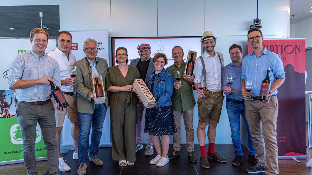 Thomas Spann (Kleine-GF), Heidi Fuchs (SOS Kinderdorf), Claudia Fröhlich (Steirer helfen Steirern) und Obmann Stefan Müller mit seiner Winzergruppe 