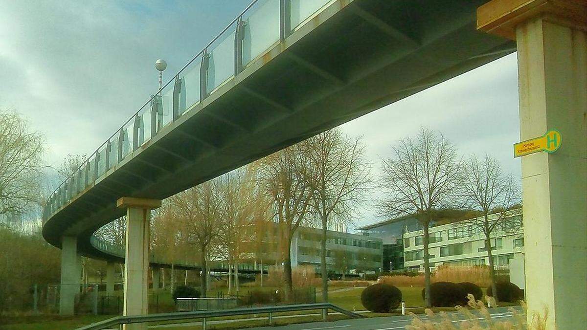 Die gesperrte Fußgängerbrücke wird abgerissen