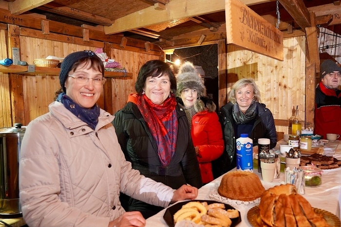 Die Damen vom Bienenzuchtverein reichen den Besuchern Stärkendes am frühen Morgen.