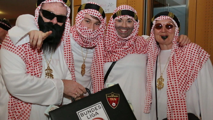 "Sponsorenvertreter" bei der Wuchtelparty.