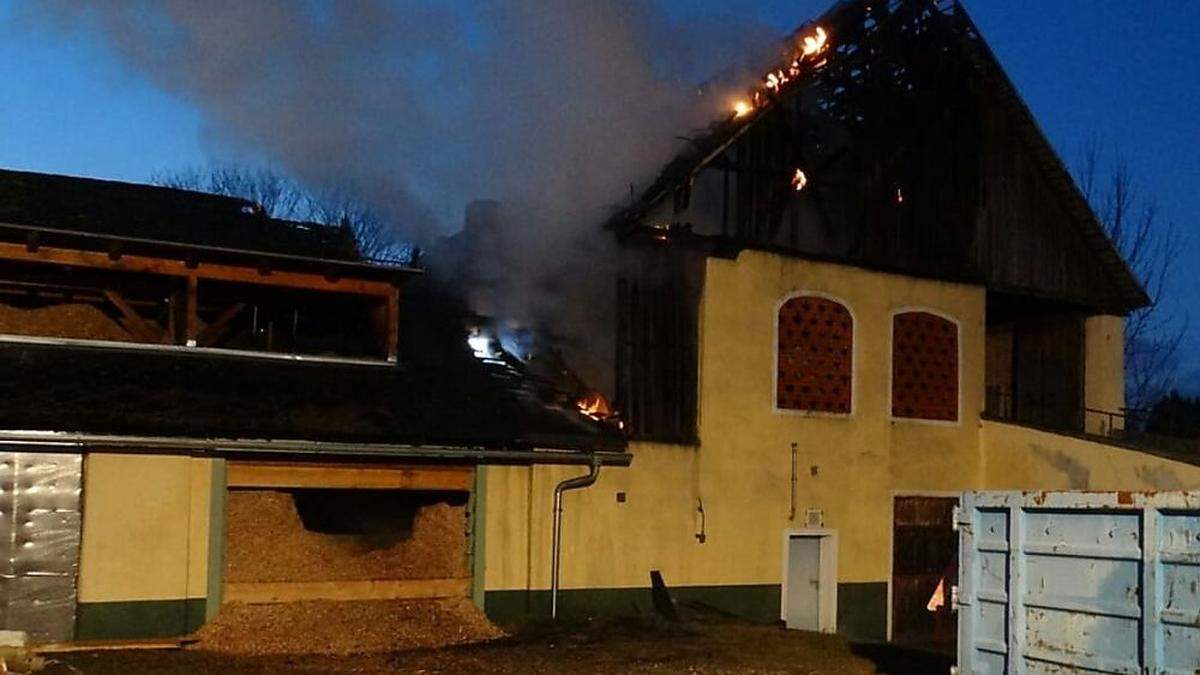 Die Feuerwehren konnten ein Übergreifen der Flammen auf Nebengebäude verhindern 