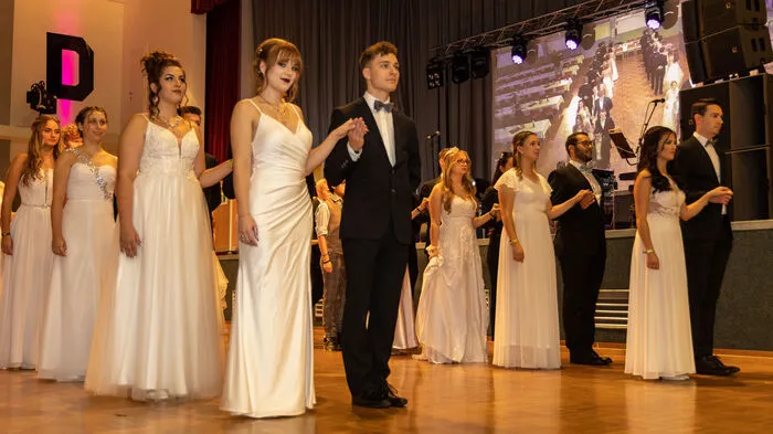 Man nehme 64 Maturanten, einen prachtvoll geschmückten Ballsaal, über 1600 Gäste und einen Hauch von Hollywood und es ergibt sich daraus der Maturaball der HLW Leoben 2022/23. Dieser ging am vergangenen Samstag in den Kammersälen Donawitz unter dem Motto "HoLlyWood - ein Abgang mit Filmriss" erfolgreich über die Bühne.