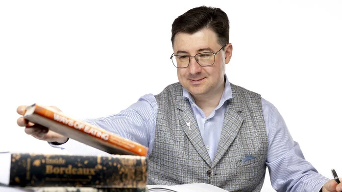 Der aus Osttirol stammende Sommelier André Cis blättert in Kochbüchern und macht Notizen