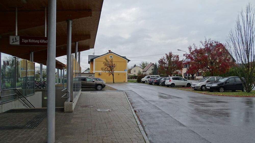 Der Park & Ride-Parkplatz am Bahnhof Söding-Mooskirchen wird gut genutzt, Raum für einen Ausbau wäre prinzipiell vorhanden