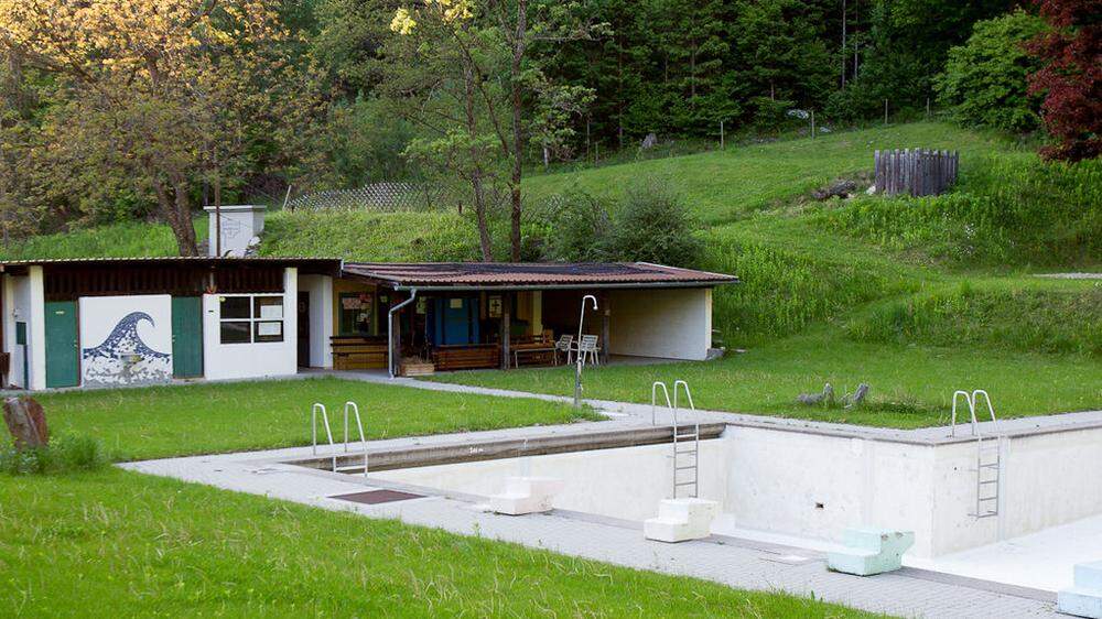 Auf dem alten Schwimmbadgelände in Nikolsdorf könnte schon bald ein Wasserspielplatz entstehen