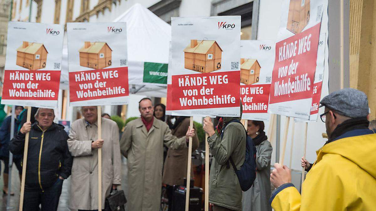 Vor jeder Landtagssitzung protestieren Betroffene gegen die Kürzungen