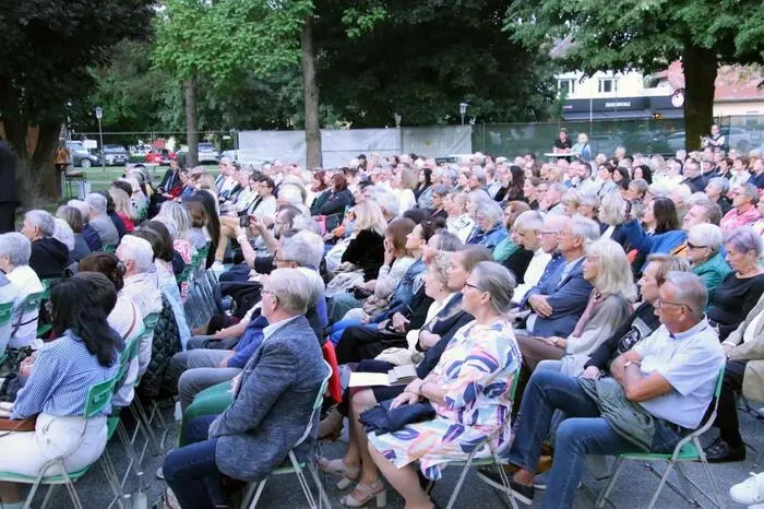 Stadtrat Albrecher freut sich über den Erfolg und kündigt an, dass, weil bei der zuständigen Agentur die Location des Stadtparks so gut ankomme, im kommenden Jahr dort weitere Veranstaltungen geplant sind.