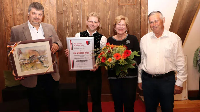 Die Schloßherrin und Kulturschaffende Elisabeth Sickl erhielt die Ehrenbürgerschaft und ein Bild von Hans Kraker von der Gemeinde Albeck. Am Foto von Links: Wilfried Mödritscher (2. Vize-Bgm.), Markus Spieß (1. Vize-Bgm.), Elisabeth Sickl und Oskar Willegger (Gemeindevorstand).