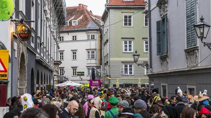 Im Bermudadreieck gehts rund: am Färber-, Mehl- und Glockenspielplatz begann um 14 Uhr die große Faschingsparty.